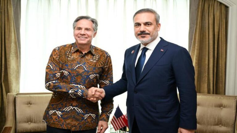 asean_zirvesi_hakan_fidanin_kiyafet_tercihi_gundem_oldu_1689407312_9418_w750_h499.jpg