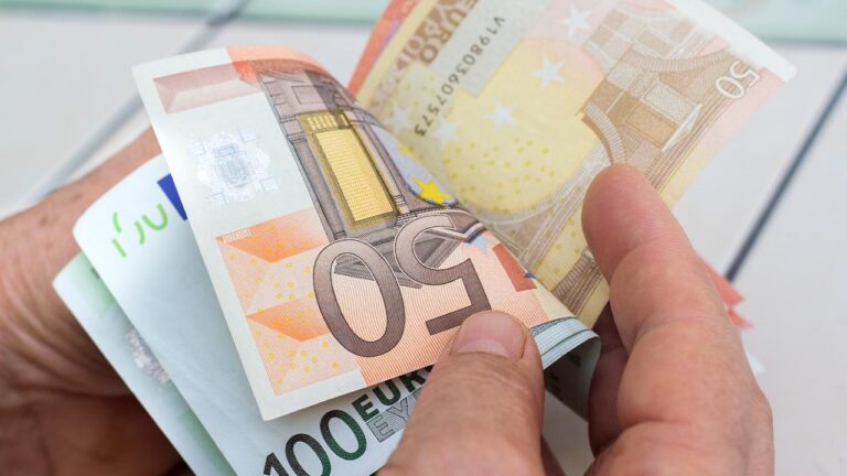 ikinci_el_magazasindaki_cantadan_yaklasik_23_bin_euro_cikti_1690222619_1236.jpg
